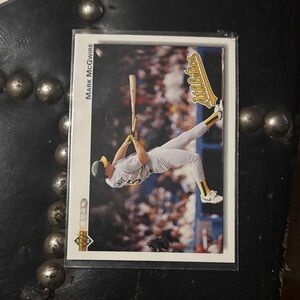 1992 upper deck mark mcgwire (ERROR) on backside says “mc gwire”